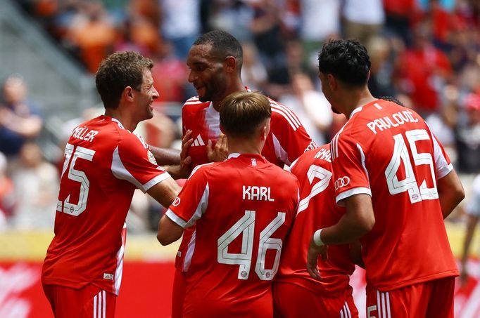 Radost fotbalistů Bayernu Mnichov v zápase MS klubů 2025 proti Aucklandu