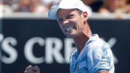 Tomáš Berdych nezačal proti zkušenému Rakušanovi Melzerovi nijak přesvědčivě, nakonec se ale slušně rozjel a jasně svého soupeře přehrál.