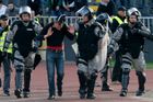 VIDEO Vypjaté bělehradské derby zdržela bitka v ochozech