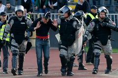 VIDEO Vypjaté bělehradské derby zdržela bitka v ochozech