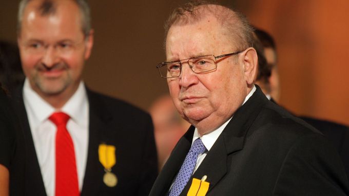 Majitel firmy Agrotrade a otec současného ministra zemědělství Miroslav Toman starší při přebírání vyznamenání na Pražském hradě.
