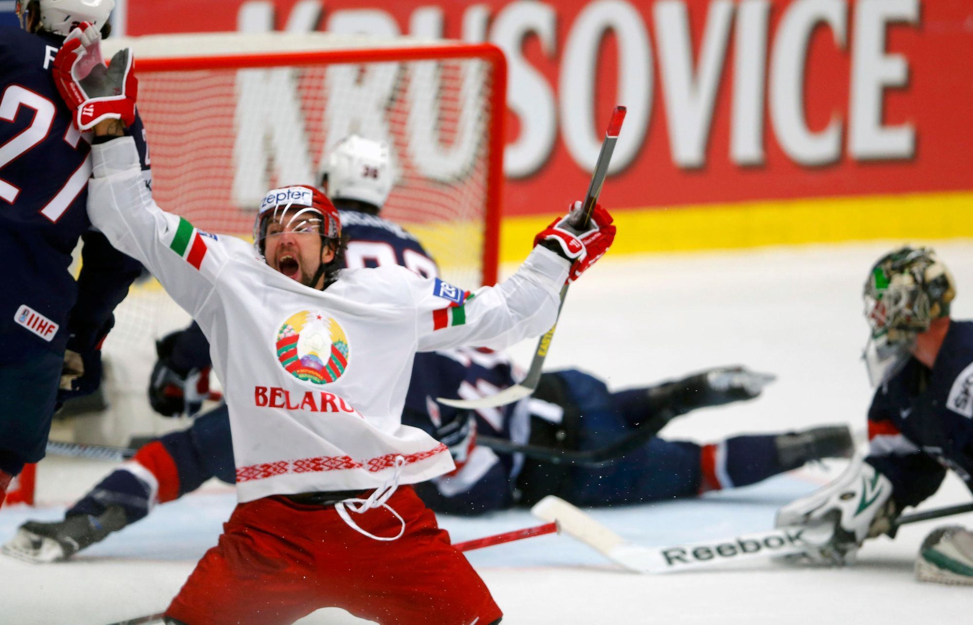 Bělorus Kitarov slaví gól do sítě USA na MS v hokeji 2015