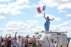 Někteří fanoušci čekají na peloton mnohdy celé hodiny, čekání si krátí piknikem a společenskými hrami.