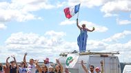Někteří fanoušci čekají na peloton mnohdy celé hodiny, čekání si krátí piknikem a společenskými hrami.