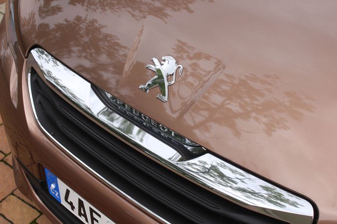 Na jaře představený Peugeot 108 má lva umístěného ještě na kapotě.