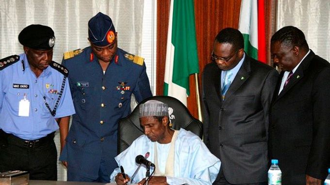 Nigerijský prezident Umaru Yar'Adua podepisuje amnestii pro povstalce, kteří do 4. října složí zbraně. Abuja, 25 červen 2009