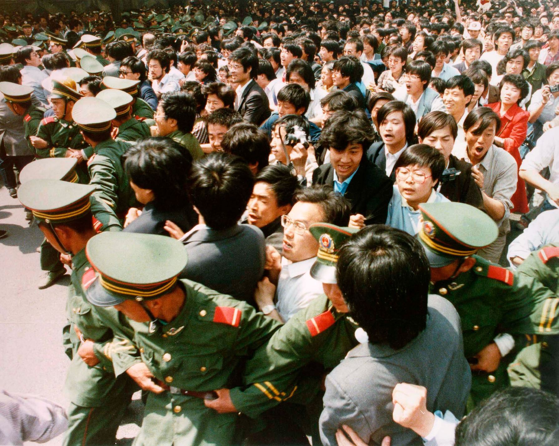 Tiananmen - 4. června - 1989 - studenti se tlačí na náměstí Nebeského klidu