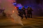 Obama odsoudil násilí ve Fergusonu, protesty se šíří po USA