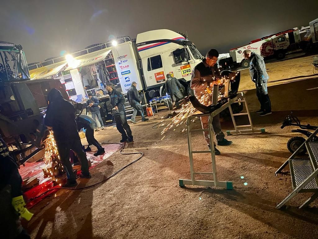 Oprava poničeného kamionu Iveco Alberta Llovery na Rallye Dakar 2022