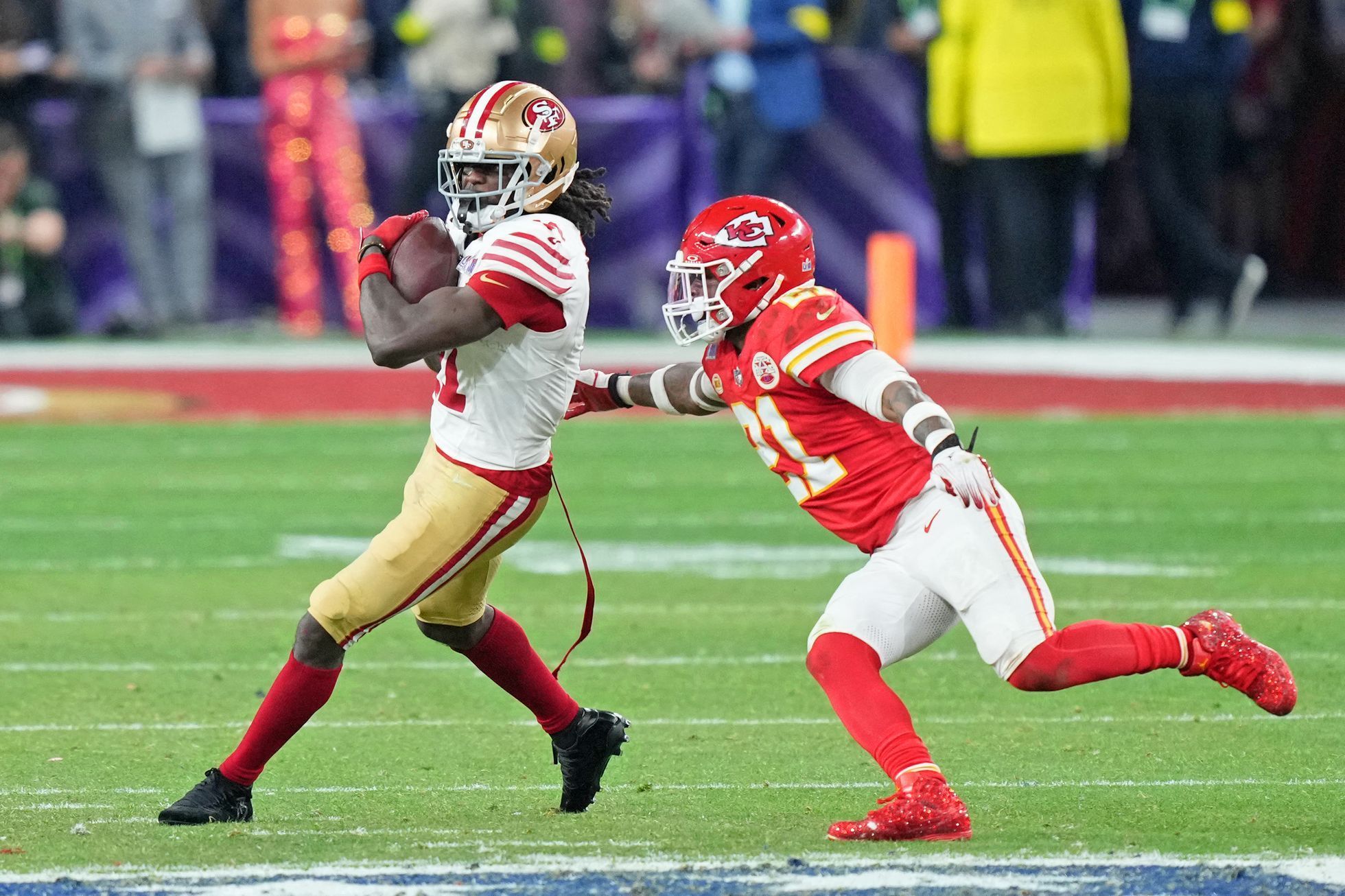 Super Bowl LVIII: Brandon Aiyuk (San Francisco) a Mike Edwards (Kansas City)