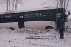 Při nehodě autobusu na Českobudějovicku zemřel jeden člověk, 11 lidí se zranilo