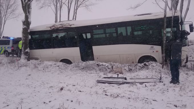 Při nehodě autobusu na Českobudějovicku zemřel jeden člověk, 13 lidí je zraněných