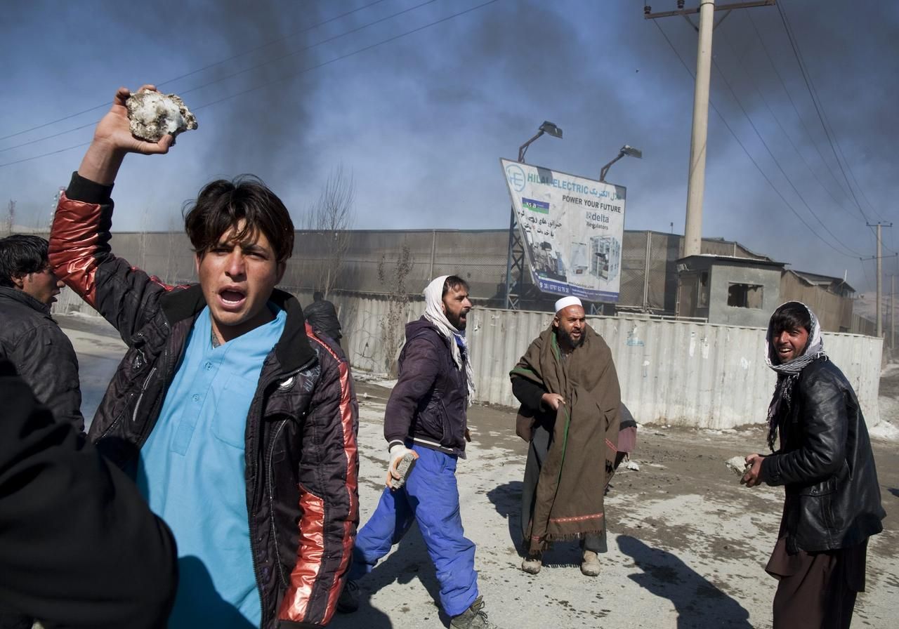 Afghánci protestovali proti pálení koránu na základně USA