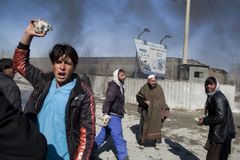 Afghánci spílají Západu. Pálení koránu má první oběti