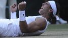 Rafael Nadal to dokázal. Po pěti letech sesadil z wimbledonského trůnu Rogera Federera.