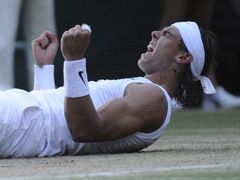 Rafael Nadal to dokázal. Po pěti letech sesadil z wimbledonského trůnu Rogera Federera.