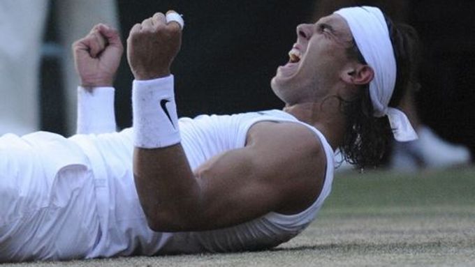 Tak se Rafael Nadal radoval ve Wimbledonu loni