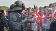 Drsné scény jak z válečné zóny byly vidět i před stadionem, kde se do sebe málem pustily obě skupiny fanoušků.