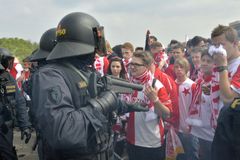 Policie před derby zadržela 80 fanoušků, tekla i krev