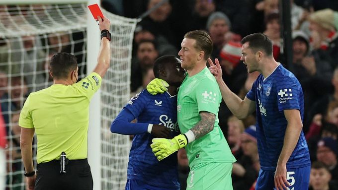Idrissa Gueye, jehož se snaží udržet gólman Jordan Pickford, vidí od rozhodčího Tonyho Harringtona červenou kartu za to, že udeřil spoluhráče z Evertonu Michaela Keana.