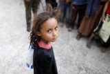 Sehnat jídlo má potíže každý druhý obyvatel státu, tedy asi 13 milionů lidí. Na snímku z metropole Saná čeká holčička ve frontě na jídlo.