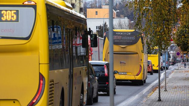 Veřejná doprava nestačí statisícům Čechů na periferiích. Pomoct můžou AI technologie