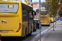 Veřejná doprava nestačí statisícům Čechů na periferiích. Pomoct můžou AI technologie