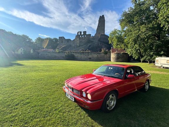 Jaguar XJR v neobvyklé barvě Signal Red doprovázel Michaela Jacksona při jeho koncertu v Praze v roce 1996.