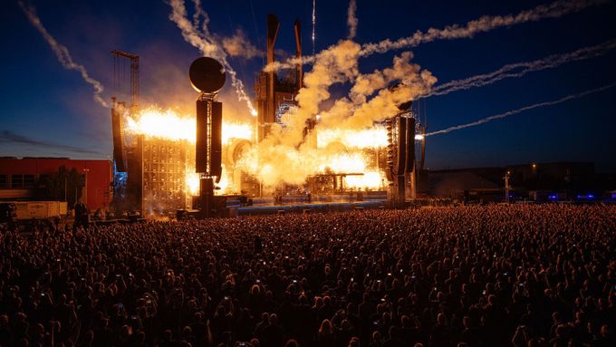 Rammstein v Praze začali koncertní premiérou skladby Armee der Tristen. Foto: Lukáš Bíba
