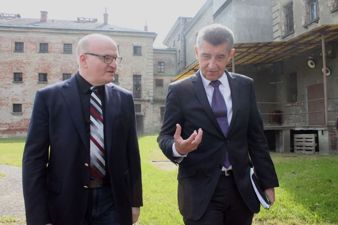 Andrej Babiš v bývalé věznici v Uherském Hradišti v roce 2016, kdy byl ministrem financí. Společně s tehdejším ministrem kultury Danielem Hermanem z KDU-ČSL.