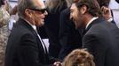 Oscarový veterán Jack Nicholson gratuluje Javieru Bardemovi k ocenění za ztvárnění vedlejší postavy ve filmu Tahle země není pro starý .