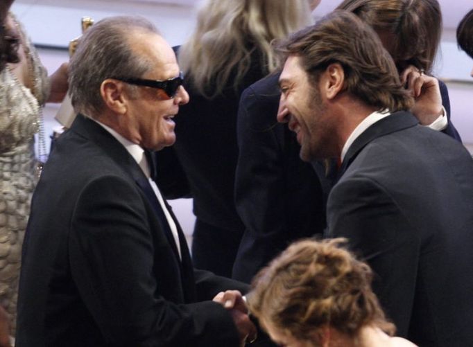 Oscarový veterán Jack Nicholson gratuluje Javieru Bardemovi k ocenění za ztvárnění vedlejší postavy ve filmu Tahle země není pro starý .