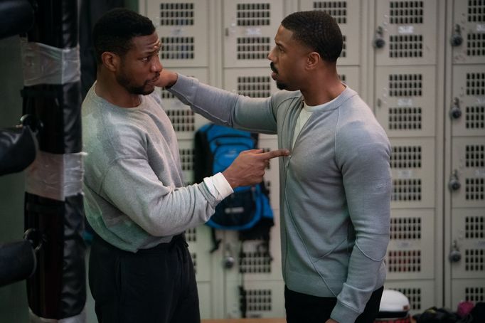 Jonathan Majors jako Damian Anderson a Michael B. Jordan coby Adonis Creed.