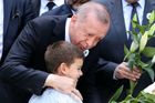 V Bosně uctili 33 nově identifikovaných obětí masakru v Srebrenici, přijel i Erdogan