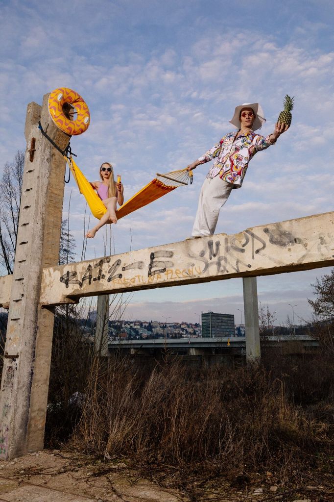 Letní romance barevná jako slunečníky na pláži a lehká jako písek, co vám zůstane v plavkách.