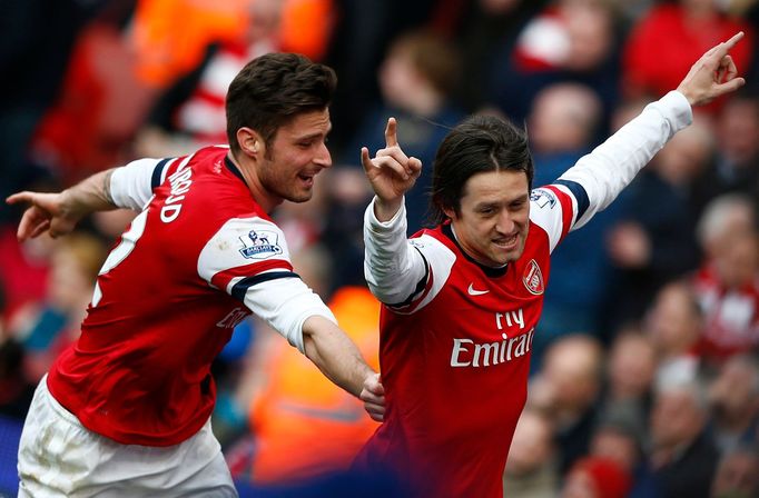 Rosický a Giroud se radují z branky Arsenalu proti Sunderlandu