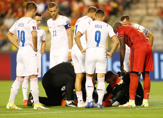 Tomáš Vaclík ošetřovaný v zápase skupiny E kvalifikace MS Belgie - Česko