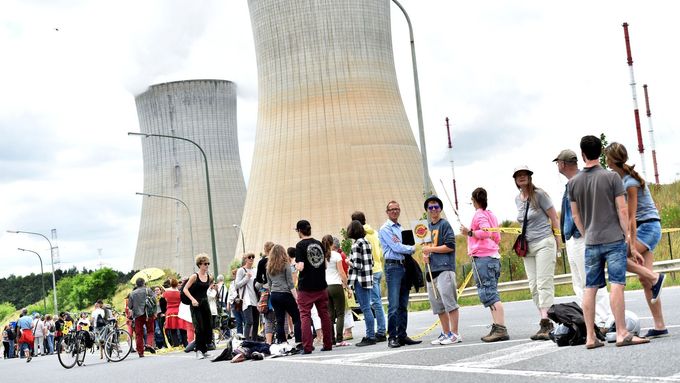 Protestující proti jaderným elektrárnám vytvořili 90 km dlouhý řetěz, zasahující do třech zemí.