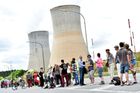 Desítky tisíc lidí protestovaly proti jaderným elektrárnám. Lidský řetěz se táhl přes tři země