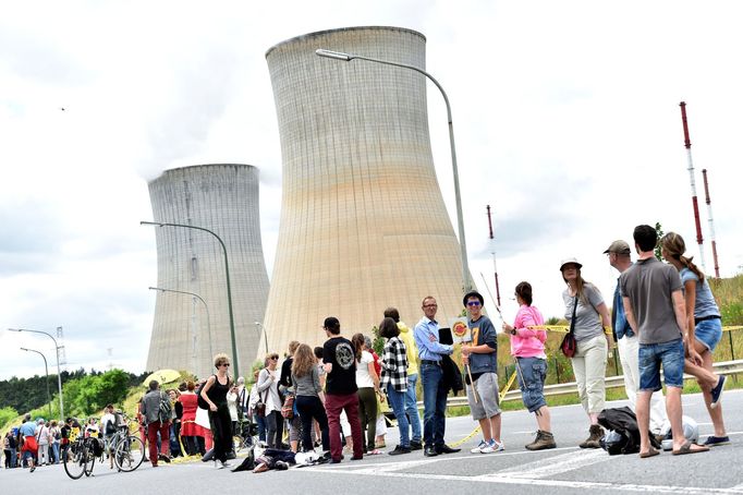 Protestující proti jaderným elektrárnám vytvořili 90 km dlouhý řetěz, zasahující do třech zemí.