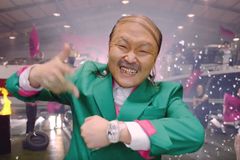 Bláznivý Korejec Psy je zpět. Bizarním videoklipem chce překonat hit Gangnam Style