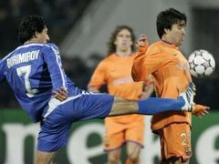 Daniel Borimirov z Levski Sofia (v modrém) atakuje barcelonského Deka.