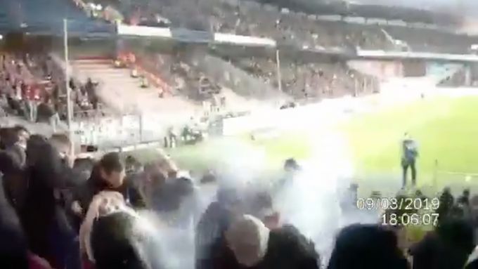 Muž na fotbalovém zápase Sparta x Plzeň ze sektoru hostí hodil mezi diváky pyrotechniku