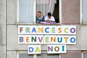 Papež požehnal romskému ghettu v Košicích. Před návštěvou opravili fasády paneláků