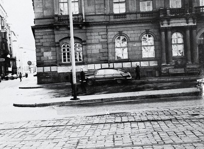 Fotoreprodukce dobového policejního vyšetřovacího spisu k srpnovým událostem v roce 1969.