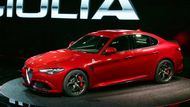 Alfa Romeo Giulia je po dlouhých letech nový automobil v nabídce tradiční italské automobilky. Měla by konkurovat sedanům prémiových značek.