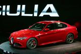 Alfa Romeo Giulia je po dlouhých letech nový automobil v nabídce tradiční italské automobilky. Měla by konkurovat sedanům prémiových značek.