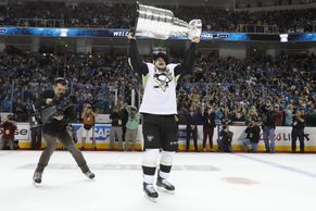 Kapitán Crosby zvedl podruhé nad hlavu Stanley Cup. Slavil i Lemieux