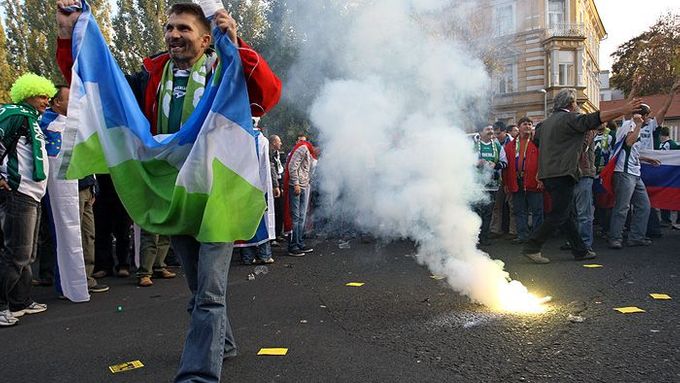 Slovinští fanoušci dorazili do centra Teplic v bujaré náladě. Několik světlic zapálili ještě před stadionem a pak už bez větších potíží nadšeně -avšak slušně- fandili.