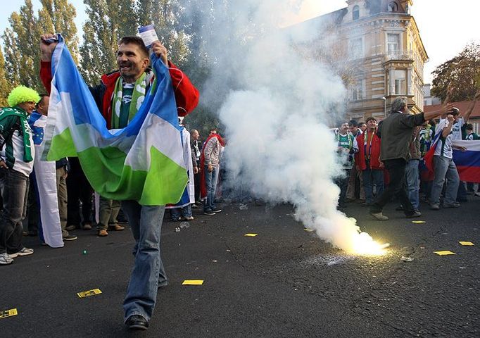 Slovinští fanoušci dorazili do centra Teplic v bujaré náladě. Několik světlic zapálili ještě před stadionem a pak už bez větších potíží nadšeně -avšak slušně- fandili.